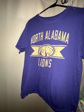 North Alabama Lions Purple Graphic Tee men’s size large